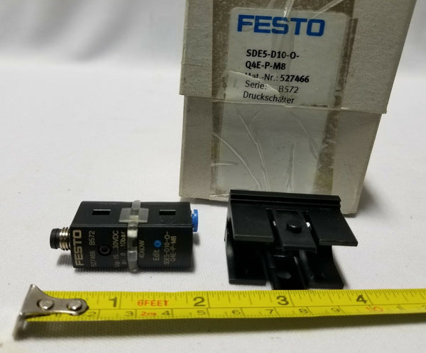 FESTO, SDE5-D10-O-Q4E-P-M8, Pressure SENSOR  15/30V, SKBAWA-B049